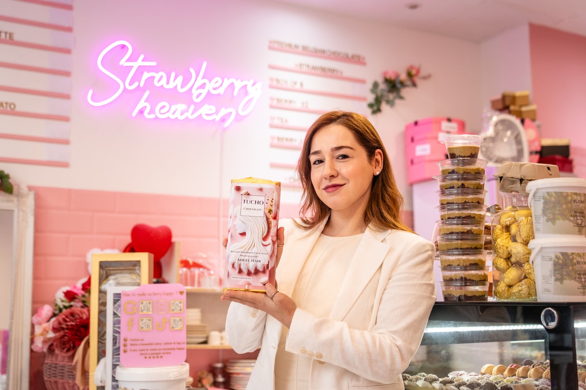NET OPEN. Tuğba (32) opent een Chocotale in Antwerpen: “Vijgen en dadels met chocolade? Die vind je hier ook in onze toonbank”